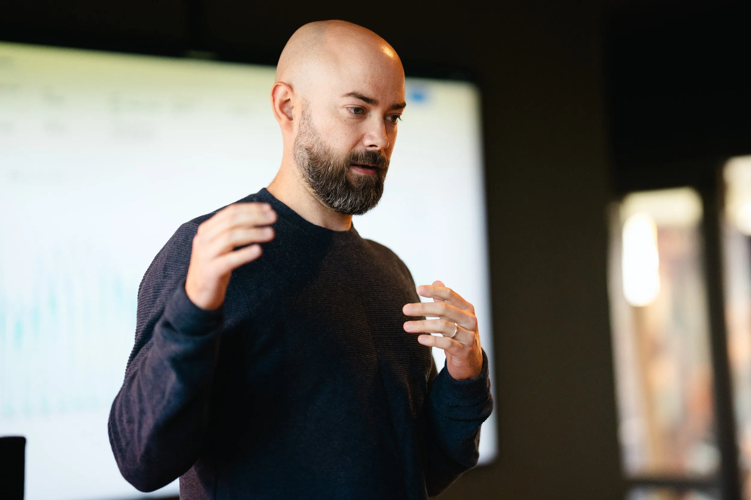 Morten forteller ivrig om opplegget rundt Rask Prototyping. Credit TECHLAB