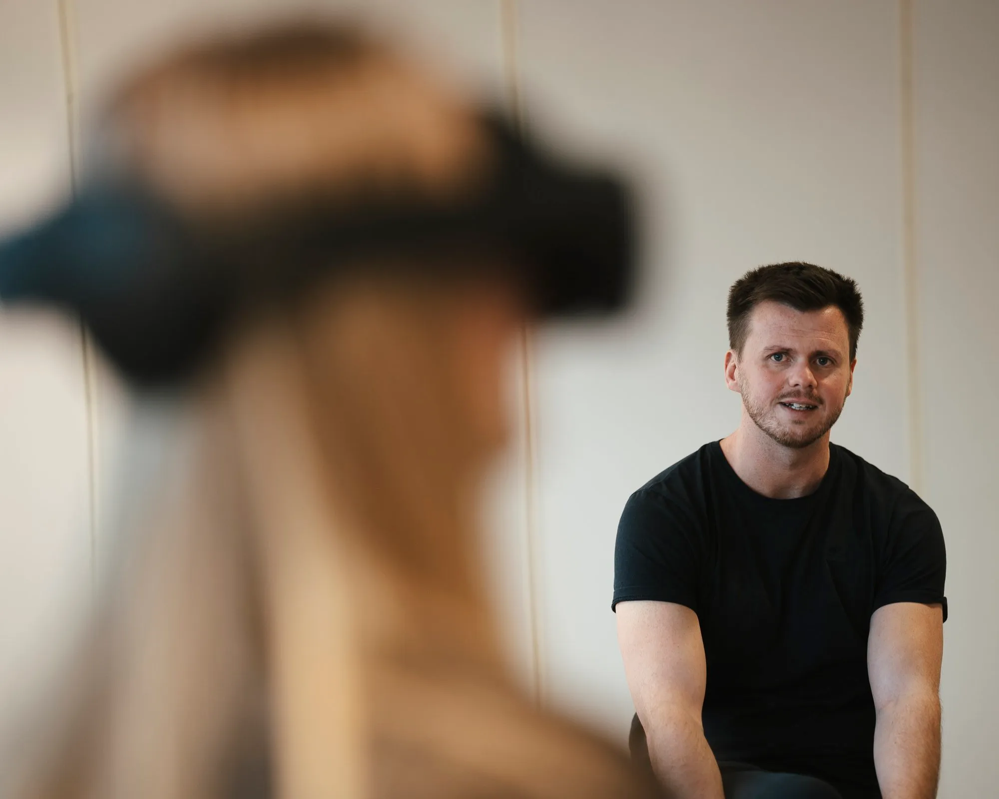 VR demo av potensielle læringsverktøy. Bork Sundset sees til høyre. Fotokreditt TECHLAB / Kay Tomas Bertheussen