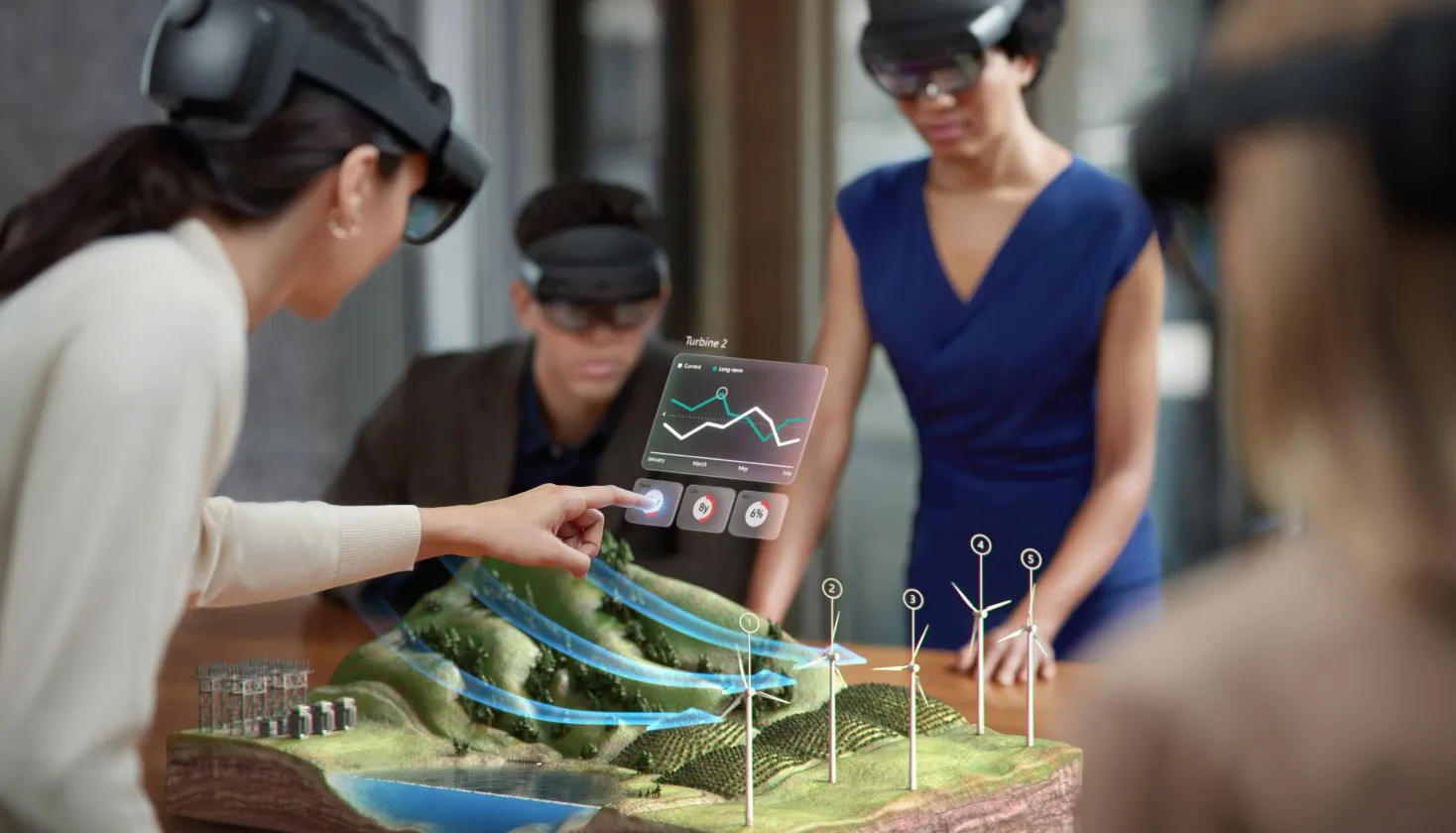 HoloLens 2 brukere som simulerer en by med informasjonslag. Fotokreditt Microsoft.com