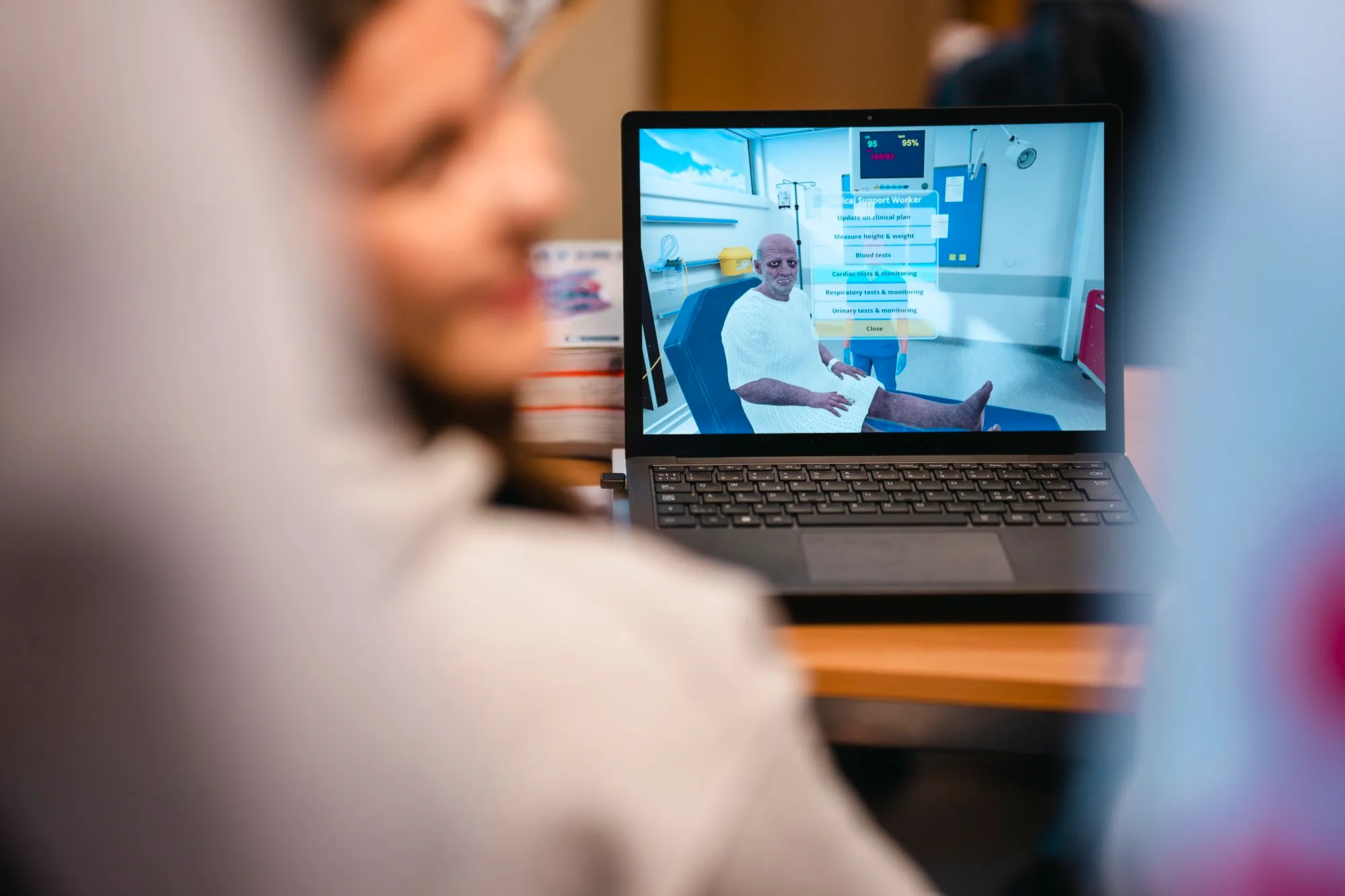 Her diskuterer gruppen hva som er riktig diagnose med Oxford Medical Simulation.Foto TECHLAB, Kay Tomas Bertheussen