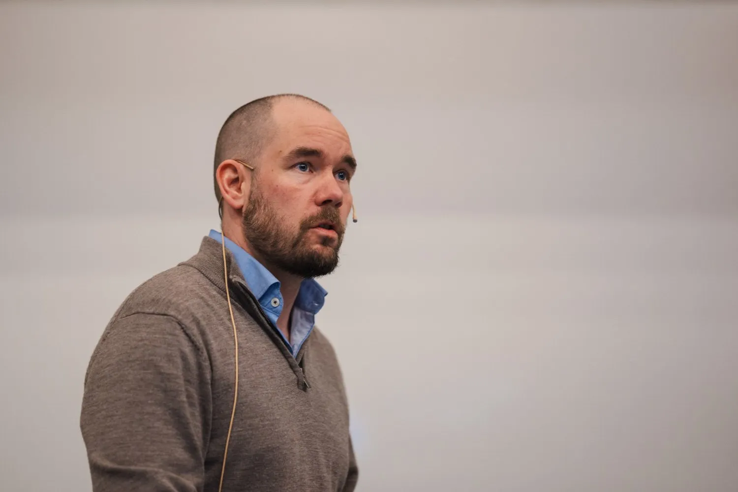 Kay Tomas snakker om mulighetsrommet med TECHLAB og AI Agenter.Foto av Kaspar Rasmussen.