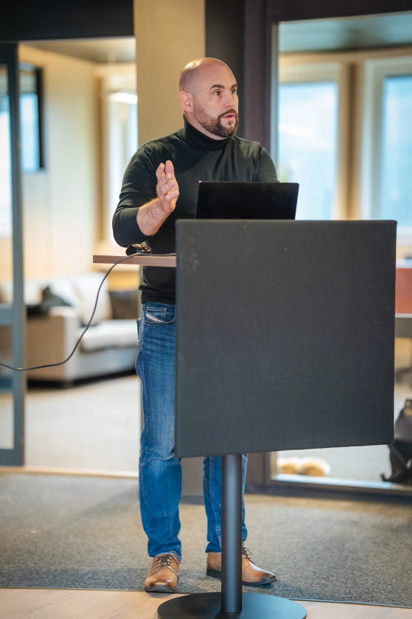 Denne torsdagen var det spesielt godt oppmøte, noe som er gledelig å se. Dessverre måtte vår hovedattraksjon kansellere, pga et nattlig strømbrudd, men heldigvis tok Thomas Berntzen fra Loca3d utfordringen på strak arm. Bytes and Bagels skal være en arena hvor man kan be om ordet å få presentert sitt budskap, akkurat slik Thomas gjorde.Det er fint vi har slike møteplasser, som gir rom for nettverking, uformelle samtaler og inspirasjon på tvers av bransjer og selskaper.