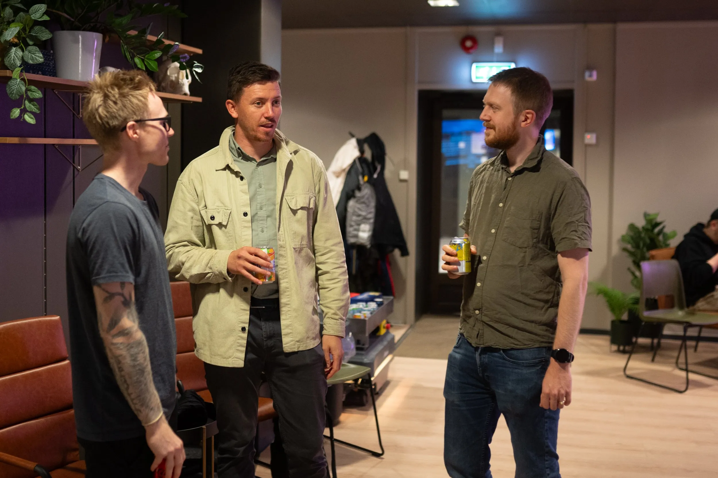 Niklas, Norconsult (t.v.) i dialog med Stian og Didrik fra TietoEVRY. Foto TECHLAB, Kay Tomas F. Bertheussen