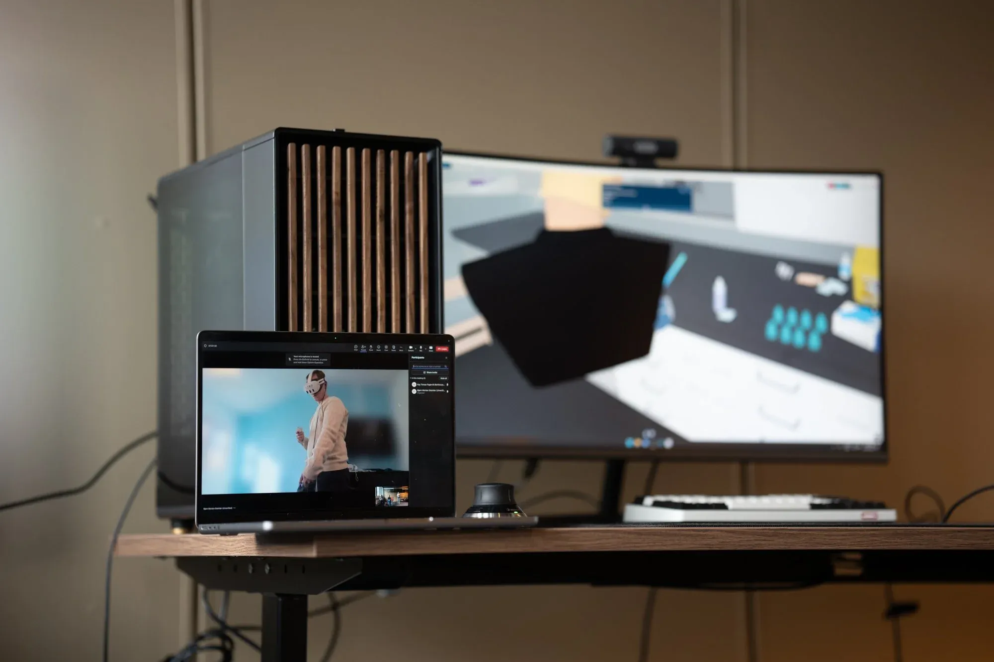 Bjørn Morten sees i forgrunnen på Teams, mens han demonstrerer hvordan det hele funker.